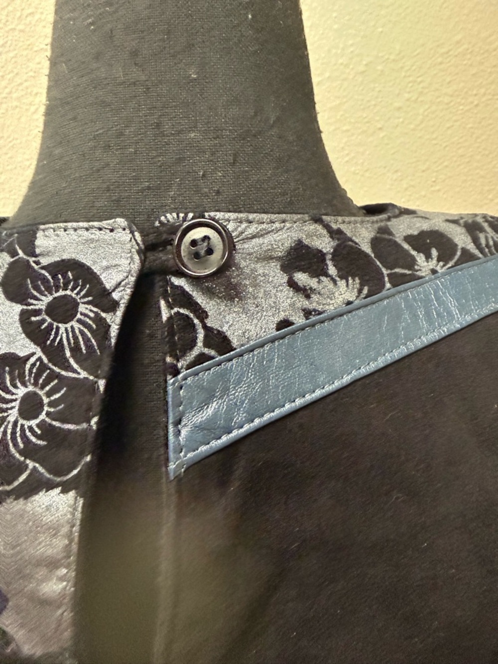 Siena NY Black Leather Floral Panel Top XS Long Sleeve V Neck Unique Chic - Picture 6 of 11